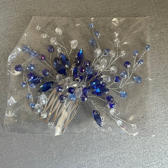 💎NWT💎 Gorgeous blue and white hair piece with a silver undertone - Picture 4 of 5